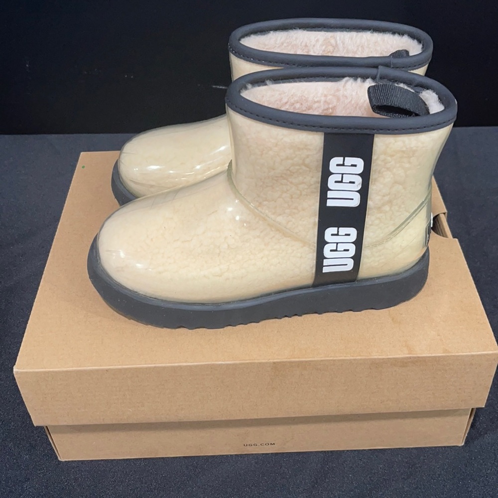 Girl clear Ugg’s size 1